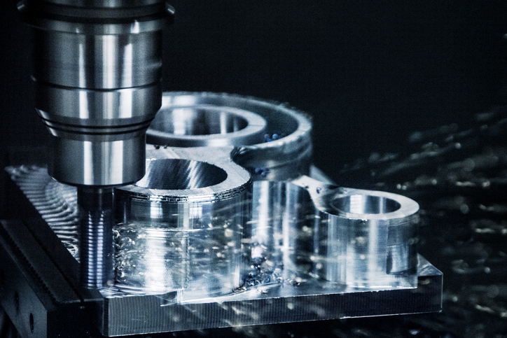 CNC milling machine is taking complex metal processing operations